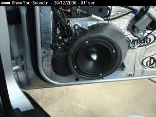 showyoursound.nl - Upgrade met DSP van Audison - 911scr - SyS_2009_12_29_0_59_44.jpg - pde deuren zijn waar mogelijk gedempt met dynamat extreme, met daar overheen een laag&nbspsplen van 8mm/pBRpde speakers zijn gemonteerd op speakeradapters van Hub-car.com, een caraudio specialist voor o.a. de slk en aston martin. /p