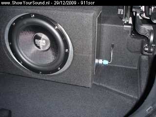 showyoursound.nl - Upgrade met DSP van Audison - 911scr - SyS_2009_12_29_1_2_29.jpg - pde afgewerkte sub kist in de kofferbak/p