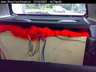 showyoursound.nl - Red Hairy Sound - ALTApollo - SyS_2007_10_18_17_30_53.jpg - pHier de achterkant van de bekistingen. Ja je ziet het goed het zijn er 2. Achter op de kist zit de connectie van de hoedeplank speakers./p