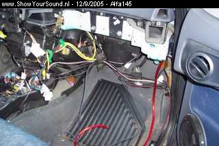 showyoursound.nl - Alfa Romeo 145 - Alfa145 - SyS_2005_9_12_9_56_24.jpg - Bijna niet te zien, maar hier komt de kabel naar binnen.