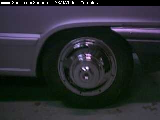 showyoursound.nl - Lightning-audio SUPER (S)ALTO - Autoplus - frankrijk_2004_011.jpg - De 4 chromen wielen eronder plaatsen en je krijgt al een beeld van een xtreme car.