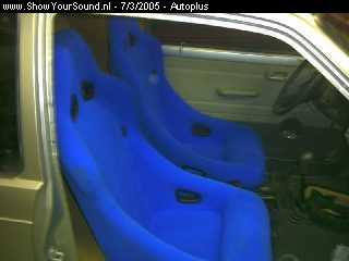 showyoursound.nl - Lightning-audio SUPER (S)ALTO - Autoplus - frankrijk_2004_015.jpg - Als eerste die lelijke stoelen eruit, de bekleding is uit grootmoeders tijd.BRZe zijn vervangen voor blauwe kuipjes van Auto-style.BR