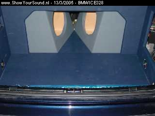 showyoursound.nl - BMW 328iA Sedan - BMWICE328 - dsc04784a.jpg - zo is ook goed te zien dat er links en rechts een ventilator zit, om de versterker te koelen.