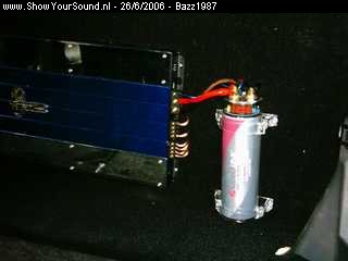 showyoursound.nl - Mazda 323 Coup met air-ride - Bazz1987 - SyS_2006_6_26_17_27_15.jpg - Dit komt er te voorschijn als je mijn achterbank naar benede klapt. Mijn powercap en versterker.