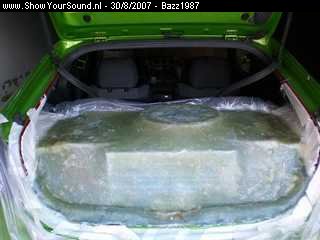 showyoursound.nl - Mazda 323 Coup met air-ride - Bazz1987 - SyS_2007_8_30_11_10_13.jpg - pAlles bekleed met een aantal lagen glasvezelmat./p