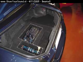 showyoursound.nl - Bass in een mx-5? JA het kan! - Beemx5 - SyS_2005_11_4_17_2_41.jpg - Koffer vanuit een andere hoek, met zicht op de zekering, die net boven de batterij zit.