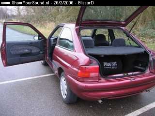 showyoursound.nl - Ford escort  1996 - BlizzarD - SyS_2006_2_26_14_31_16.jpg - Overzichtsfoto kofferbak rechts en deurtje open :P