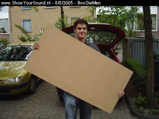 showyoursound.nl - Firsttimer... - BooGieMen - SyS_2005_8_8_11_5_43.jpg - Dat ben ik dus :)BRMet een plank 22mm MDF in me handjes