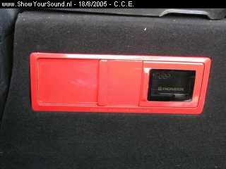 showyoursound.nl - Carstation01 - C.C.E - SyS_2005_8_18_20_49_42.jpg - 12 CD-wisselaar van Pioneer rood gespoten.