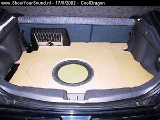 showyoursound.nl - SQ installatie in zeldzame Mazda 323F - CoolDragon - kofferbak4.jpg - M.b.v vulmateriaal en extra MDF zijn de kleinste spleten aan de linkerkant(de rest rest van de randen pasten wel precies) nu precies passende gemaakt. De bodem is nu klaar om bekleed te worden