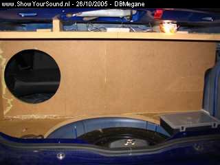 showyoursound.nl - Powerbass install - DBMegane - SyS_2005_10_26_17_37_34.jpg - Achterplaat gemonteerd met gat voor de subwoofer.