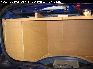 showyoursound.nl - Powerbass install - DBMegane - SyS_2005_10_26_17_40_33.jpg - De subwoofer zit nu in gesloten luchtdichte kist.