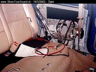 showyoursound.nl - Smurf Blue Quality Sound - Dani - img._07.jpg - -Wiring the ADS amp, hidden inside the left back arm-rest