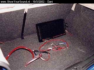 showyoursound.nl - Smurf Blue Quality Sound - Dani - img._08.jpg - -Here I reached the trunk with power and signal cables, and started positioning the DLS D1000 power amplifier