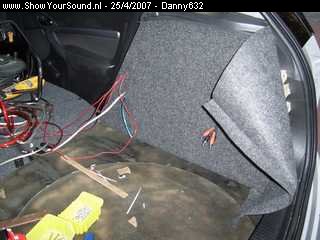 showyoursound.nl - JBL Audio system - Danny632 - SyS_2007_4_25_22_47_15.jpg - we hebben zijkanten in de auto gemaakt om de versterkers in op te hangen