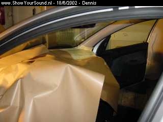 showyoursound.nl - Peugeot 206xt - Dennis - dashafgeplakt.jpg - To make the speakerpods for the mids and highs. I masked my dash with masking tape and paper. 