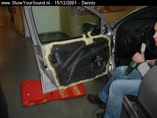 showyoursound.nl - Peugeot 206xt - Dennis - deurdempen.jpg - Damping the front doors. We used dampening material by DIETZ called 