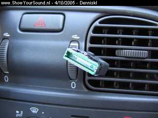 showyoursound.nl - Volvo S40, 2.0T, 163 pk, automaat, 2003 - Denniskl - SyS_2005_10_4_21_2_46.jpg - Het stekkertje dat straks achterin de monitor komt.