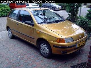 showyoursound.nl - Yellow boomer - Devotion - m5110015.jpg - Dit is dan mijn auto: Fiat Punto 55SX.BRZoals je ziet op de foto heb ik een ongelukje gehad met mijn deur. Hiervoor heb ik de nieuwe al maar deze moet nog gespoten worden. Ondertussen ben ik al begonnen aan het ombouwen van de deurbakken om er een composetje in te kunnen zetten.