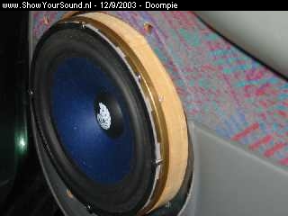 showyoursound.nl - SQ install 2004 (Rookie Unlimited) - Doompie - ophanging.jpg - de ophanging van de kicks. 18mm MDF met daarop een 6mm Messing ring. Zoals je ziet zit de speaker niet op het paneel maar op de deur zelf.