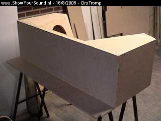showyoursound.nl - Sony Twin Sub Kofferbak Vulling - DrsTromp - SyS_2005_8_16_22_35_59.jpg - De achterkant van de kist, met ruimte voor de kabels.