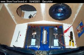 showyoursound.nl - Mazda323F Easy_rider - Easyrider - audio3.jpg - Zo die kan aangesloten worden.BRMet rvs slotbouten en moeren is die vastgezet BR