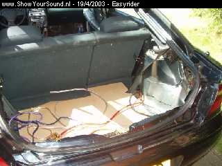 showyoursound.nl - Mazda323F Easy_rider - Easyrider - audio4.jpg - Zo nu eerst even passen BRen de bekabeling maar gelijk er naar toe gelegtBR