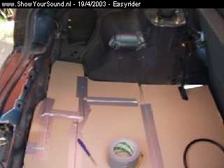 showyoursound.nl - Mazda323F Easy_rider - Easyrider - audio5.jpg - Eerst een mal maken van karton. BRHier en daar wat schuiven en plakken.