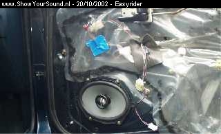 showyoursound.nl - Mazda323F Easy_rider - Easyrider - shouwyoursound13.jpg - de polk speakers in de voordeuren BRorginele mazda bekabeling eruit BRen vervangen door dietz speaker kabel  