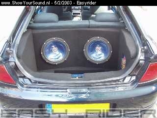 showyoursound.nl - Mazda323F Easy_rider - Easyrider - showyoursound13.jpg - de kofferbak nu helemaal bekleed BRmis hier en daar nog wel wat BRmaar ga er over nadenken  BR