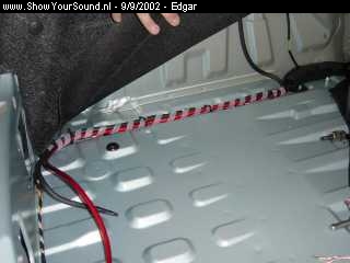 showyoursound.nl - Ice Cold - Edgar - dsc00013.jpg - In de bagage-ruimte komt de Power-Cable samen met de Massa-kabel. De Massa-kabel is in de bagage-ruimte op een bloot deel van het chassis aan massa gelegt en beschermd met blanke lak.