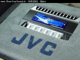 showyoursound.nl - Just a Corsa -  Poly kofferbak klaar en nieuwe amp inbouw - Eelco - corsa2.jpg - Close-upje van mn versterker en zelfgemaakte behuizing. Let op het JVC logo.