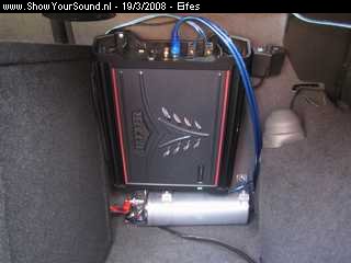 showyoursound.nl - Astra sound - Eifes - SyS_2008_3_19_16_23_47.jpg - pDe versterker van Kicker (350 watt rms) + condensator van Signat (1 farad)./p
