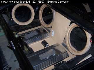 showyoursound.nl - West CoastCustoms Mustang - ExtremeCarAudio - SyS_2007_1_27_9_43_52.jpg - valt niet mee om 4 12inch subs en 2 lappen van versterkers kwijt te raken in de kofferbak. 