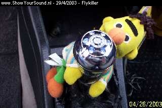 showyoursound.nl - Flykiller - Flykiller - audi_80_versnellingspook.jpg - Bert hangt aan de versnellingspook, omdat hij ergens anders niet aarden kan..