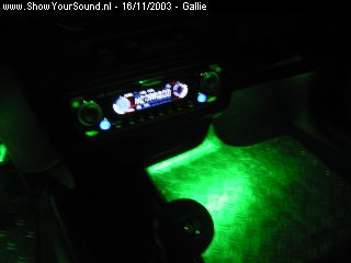 showyoursound.nl - ICE-Proof Corsa! - Gallie - 001.jpg - De HU met op de achtergrond de neon verlichting in combinatie met rvs-traanplaat.