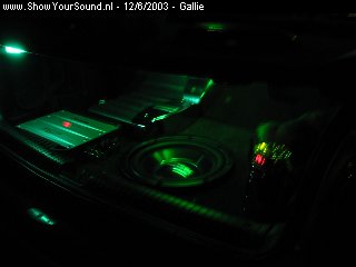 showyoursound.nl - ICE-Proof Corsa! - Gallie - condensator04.jpg - Nog een compleetoverzicht van de gehele kofferbak bij neon-licht......BR