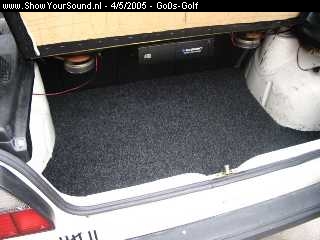 showyoursound.nl - Go0s-Golf Praktisch Audio - Go0s-Golf - golf_achterbak_001.jpg - Nieuwe speakers gemonteerd en een MDF 9mm plank met frame voor onderin de bak gemaakt. Zit ook een deksel in voor het reservewiel.