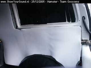 showyoursound.nl - SQ in een Hamsterbus - Hamster - SyS_2005_12_25_1_29_29.jpg - de foam aanbrengen