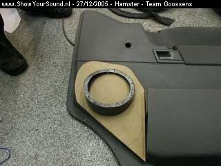 showyoursound.nl - SQ in een Hamsterbus - Hamster - SyS_2005_12_27_18_27_36.jpg - de basis is klaar om de ringen te kunnen monteren. nu alleen nog een gat voor de speaker zodat deze in de deur kan spelen.