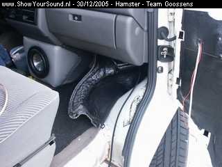 showyoursound.nl - SQ in een Hamsterbus - Hamster - SyS_2005_12_30_20_2_1.jpg - de speakerkabel gaat onder de dikke rubber mat