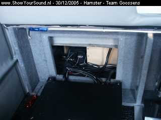 showyoursound.nl - SQ in een Hamsterbus - Hamster - SyS_2005_12_30_20_3_24.jpg - en aansluiten op de versterker.