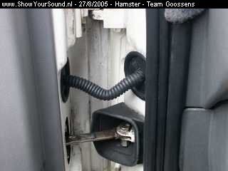 showyoursound.nl - SQ in een Hamsterbus - Hamster - SyS_2005_8_27_18_20_31.jpg - de kabels worden doorgevoerd via rubber slangen.