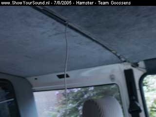 showyoursound.nl - SQ in een Hamsterbus - Hamster - SyS_2005_8_7_14_29_10.jpg - Hierboven kan de infra-rood module geplaatst worden, recht voor de radio en heeft hij nooit hinder van iets.