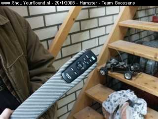 showyoursound.nl - SQ in een Hamsterbus - Hamster - SyS_2006_1_29_22_32_26.jpg - afstandsbediening gemonteerd