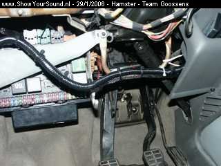 showyoursound.nl - SQ in een Hamsterbus - Hamster - SyS_2006_1_29_22_39_19.jpg - de nieuwe speakerkabels opnieuw vastgelegd. (linkerkant)