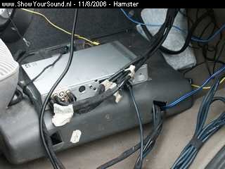 showyoursound.nl - SQ in een Hamsterbus - Hamster - SyS_2006_8_11_22_49_21.jpg - de soundprocessor paste niet meer in het handschoenenkastje, dus dan maar er bovenop.