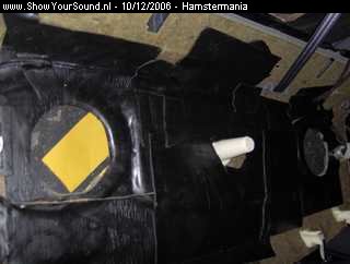 showyoursound.nl - Hamsters new SQ-project - Hamstermania - SyS_2006_12_10_20_14_6.jpg - de onderkant van de hoedenplank ook voorzien van bitumen en de speakerkabel ligt hier ook mee vast.