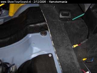 showyoursound.nl - Hamsters new SQ-project - Hamstermania - SyS_2006_12_2_17_44_1.jpg - de bekabeling zit onder bitumen