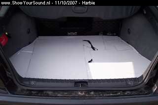 showyoursound.nl - Harbies Alfa Romeo 156 Sportwagon - Harbie - SyS_2007_10_11_6_56_20.jpg - pEen kartonnen mal voor de afdekplaat gemaakt. Deze is verdeeld in 3 stukken. Dit omdat de afdekplaat anders niet in / uit de auto kan. Verder kan ik er met het afstellen niet goed bij en heb ik een enorm stuk skai voor nodig. In het midden wil ik het logo van Helix maken onder de skai ( heb ik hier al eerder gezien, ik hoop dat ik dit ook mag gebruiken ) en een uitsparing voor de sub./p